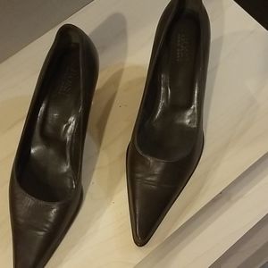 Hugo Boss pumps.
